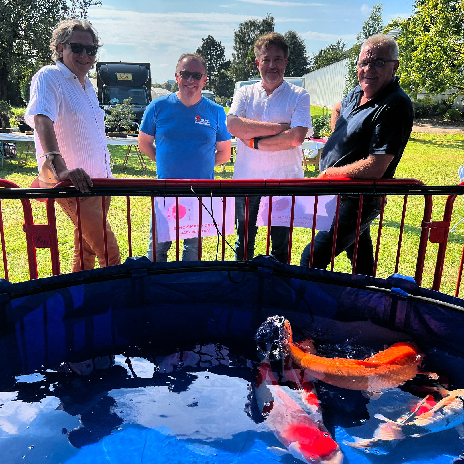 Carlo Neven (links) met naast hem Pascal Vandercammen, Filip Saerens (Filip's Koi Shop) en Joachim Clement (KoiQuestion)